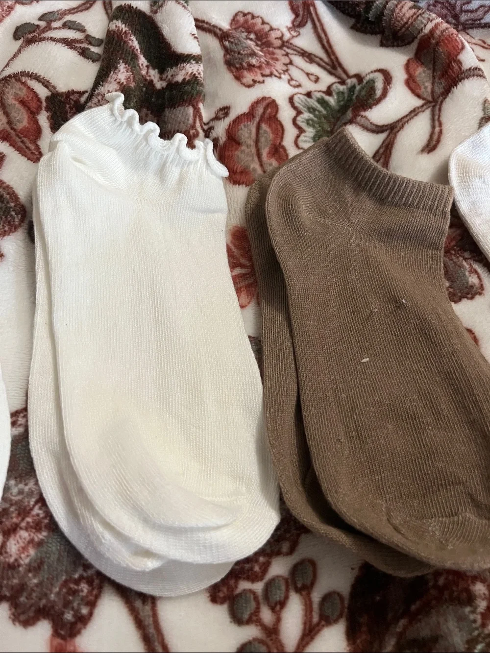 Casual White Ankle Socks with Frilled Cuff